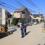 ８日に路面を覆っていた土砂は急ピッチで片付けられた＝９日午後、伊丹市荒牧６（撮影・吉田敦史）