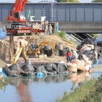 復旧作業が進む堤防の決壊現場＝９日午後、伊丹市荒牧６（撮影・吉田敦史）