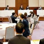 専門家と中高生らがガイドラインの効果的な活用方法について話し合った「こども若者スマホフォーラム」＝神戸市中央区、兵庫県公館（県提供）