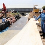 堤防の決壊状況などを確認する（右から）藤原保幸伊丹市長、斎藤元彦知事ら＝同市荒牧