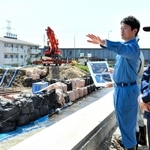 堤防の決壊状況などを確認する（右から）藤原保幸伊丹市長、斎藤元彦知事ら＝同市荒牧