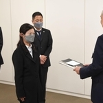 高田純教育次長（右端）に報告書を提出する第三者委員会の南部さおり委員長＝１１日午後、神戸市中央区東川崎町１