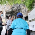 ２０２２年１０月の現地審査で、山陰海岸ジオパークの玄武洞公園を視察するユネスコの審査員ら＝豊岡市赤石