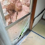 山腹が崩れ、民家に押し寄せた岩石＝８日、豊岡市出石町片間（豊岡市提供）