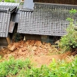 山腹が崩れ、民家に押し寄せた岩石＝８日、豊岡市出石町片間（豊岡市提供）