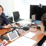 番組収録でコンピューターを使った電飾衣装やスポーツ支援などについて語る寺田努教授＝神戸市灘区六甲台町、神戸大六甲台第２キャンパス