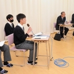立候補予定者に質問する北条高校生＝加西市段下町
