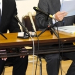 第三者委員会による調査報告書の提出を受け、市教委の姿勢を批判する被害者（左）と被害者の父＝12日午前、神戸市中央区加納町６、神戸市役所
