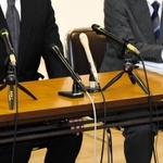 第三者委員会による調査報告書の提出を受け、市教委の姿勢を批判する被害者（左）と被害者の父＝12日午前、神戸市中央区加納町６、神戸市役所
