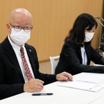 会見する山陰海岸ジオパーク推進協議会の中瀬宏ゼネラルマネジャー＝県豊岡総合庁舎