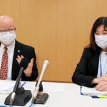 会見する山陰海岸ジオパーク推進協議会の中瀬宏ゼネラルマネジャー＝県豊岡総合庁舎