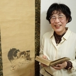 加島屋の名を広めようと奔走する西野久子さん。自宅には先祖代々の名前などが記された「過去帳」が残る＝芦屋市内