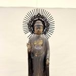 広岡家に伝わる平安後期の阿弥陀如来像。阪神・淡路大震災で損傷し、現在修復が進められている（西野久子さん提供）