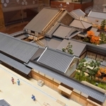 江戸時代に建てられたと伝わる「加島屋本宅」の再現模型。店舗兼住宅で広さは約１５００平方メートルあった。現在は大同生命保険のビルが立つ＝大阪市西区江戸堀１、大同生命保険大阪本社