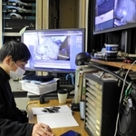 モニターでタンタンの様子を確認する梅元さん＝神戸市灘区王子町３