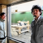 タンタンに長年寄り添う飼育員の梅元良次さん（左）と吉田憲一さん＝神戸市灘区王子町３