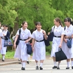 爽やかな夏服のワンピースで登校する生徒たち＝１５日午前、神戸市灘区王子町（撮影・風斗雅博）
