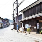 風情ある家屋と石畳で舗装された道が印象的なメインストリート「坂越大道（だいどう）」＝赤穂市坂越（同市提供）