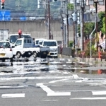 強い日差しで道路が熱せられ、豊岡市では水たまりができたような「逃げ水」の現象が見られた＝１７日午後、豊岡市加広町（撮影・斎藤雅志）