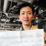 プレスツアーで配布された資料を手にする白数夏生さん＝神戸市中央区