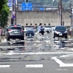 道路が熱せられて水たまりができたような「逃げ水」の現象が見られた＝１７日午後、豊岡市加広町（撮影・斎藤雅志）