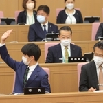 開会あいさつのため挙手する高島崚輔市長（左手前）＝１８日午前、芦屋市精道町の市議会議場（撮影・吉田敦史）