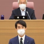 開会のあいさつをする高島崚輔市長＝１８日午前、芦屋市精道町の市議会議場（撮影・吉田敦史）