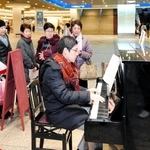 ＪＲ神戸駅前の地下街「デュオこうべ」に常設されているストリートピアノ＝２０１９年１月、神戸市中央区東川崎町１