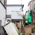 空き家に流出した土砂＝１９日午後２時５２分、神戸市垂水区塩屋町