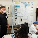 避難民の女性（右から２人目）の診察に立ち合うアキモフ・アルテムさん（左奥）とシュベロヴァ・オレシアさん（左手前）＝星晶会提供