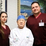 伊丹市の医療法人星晶会で働くウクライナ人医師のアキモフ・アルテムさん（右）、シュベロヴァ・オレシアさん（左）。中央は松本昭英理事長＝伊丹市荒牧６