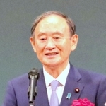 古民家など歴史的資産の活用について語る菅義偉前首相＝丹波篠山市北新町