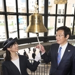 ４年ぶりに開かれる「第５０回神戸まつり」の成功を願い、鐘を鳴らす（右から）久元喜造神戸市長とスマイル神戸の谷口優月さん＝２３日午前、神戸市中央区新港町（撮影・風斗雅博）