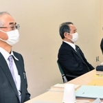 記録保存の在り方を検証している最高裁有識者委員会の第１５回目の会合に出席した委員ら＝２３日午前、東京都千代田区、最高裁