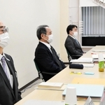 記録保存の在り方を検証している最高裁有識者委員会の第１５回目の会合に出席した委員ら＝２３日午前、東京都千代田区の最高裁