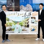 オニツカタイガーのコラボレーションシューズを履いて兵庫デスティネーションキャンペーンをＰＲする兵庫県の斎藤元彦知事（右）とＪＲ西日本の国弘正治兵庫支社長＝23日午後、兵庫県庁