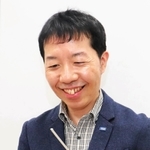 トミカの国内出荷実績１位「日野はしご付消防車」を手にするタカラトミーの遠藤勇希さん＝東京都葛飾区