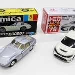 １９７０年代のトミカ（左）と現在のもの。半世紀以上たつが、サイズなどは受け継がれている（©ＴＯＭＹ）