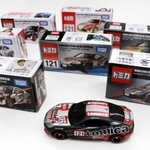ネッツトヨタ兵庫とチームを結成し、レースカーをデザイン。トミカの商品にもしている（©ＴＯＭＹ）