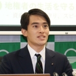 ＪＲ芦屋駅南地区の再開発事業の計画見直しについて会見で話す芦屋市の高島崚輔市長＝芦屋市精道町、芦屋市役所