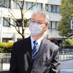 最高裁での意見陳述後、報道関係者の取材に応じる中江美則さん＝３月１６日、東京都千代田区