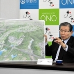 記者懇談会で県庁機能移転の提案について説明する蓬萊務小野市長＝同市役所