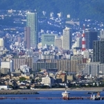 青空の下、淡路島からもくっきり見える神戸のビル群。手前が須磨、中央奥が三宮＝２４日午後、淡路市楠本から（撮影・風斗雅博）