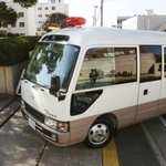 姫路ホームレス放火殺人事件で、少年を乗せて裁判所に入る車＝２００７年１０月１７日、姫路市北条１、神戸地裁姫路支部