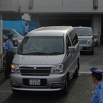宝塚署から少女らを移送する車＝２０１０年７月９日午後５時３６分、宝塚市旭町１