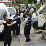 放火された民家の現場検証を行う兵庫県警の鑑識課員ら＝２０１０年日９時２８分、宝塚市大吹町