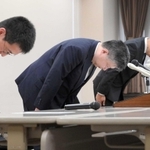 事件記録廃棄問題で調査報告書を公表し、最高裁の責任を認めて謝罪する小野寺真也総務局長（中央）ら＝２５日午後、東京都千代田区、最高裁（撮影・風斗雅博）