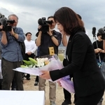 砂浜陥没事故現場で献花に臨む丸谷聡子明石市長ら＝明石市大蔵海岸通１