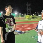 久田洋一コーチと練習後に話す近藤友介さん＝神戸市須磨区緑台、神戸総合運動公園