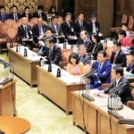 自民党の加田裕之議員（右手前）の質問に答弁する岸田文雄首相＝２６日午後、国会